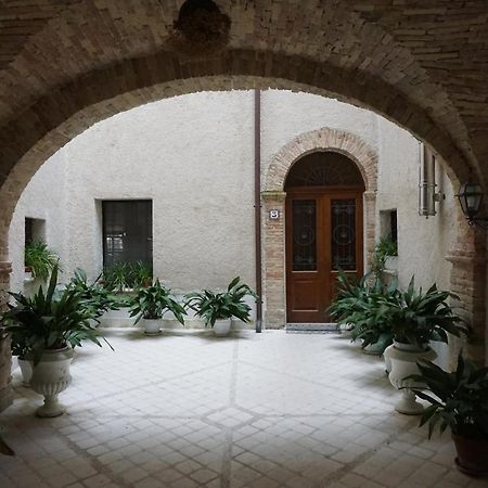 Palazzo De Fabritiis Bed & Breakfast Rosciano  ภายนอก รูปภาพ